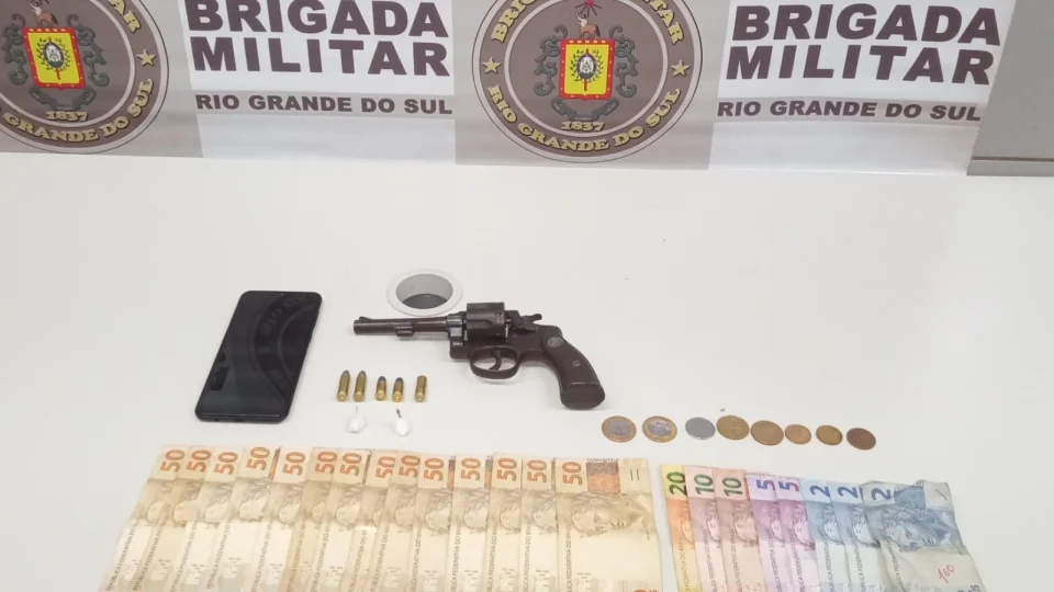 Motorista é preso com arma e drogas no Centro de Cruz Alta