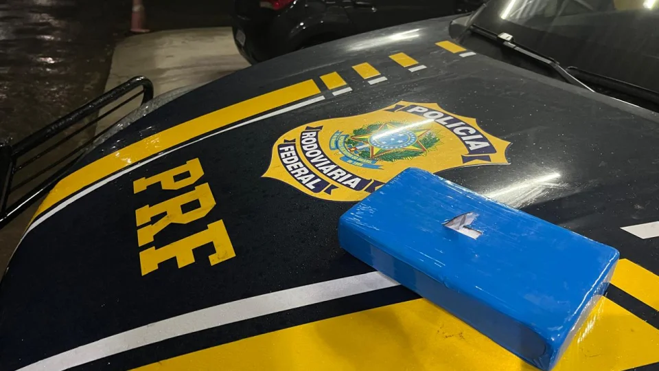 Homem é preso pela PRF com cocaína escondida em console de veículo na BR-290