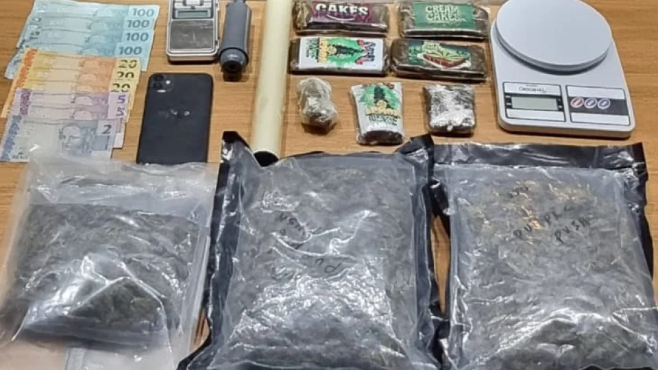 Jovem de 19 anos é presa por tráfico de drogas em Santa Maria
