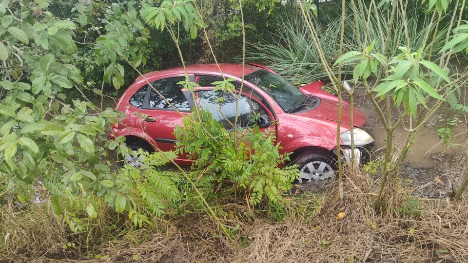 Mulher perde controle de carro e sai da pista na ERS-348, em Agudo