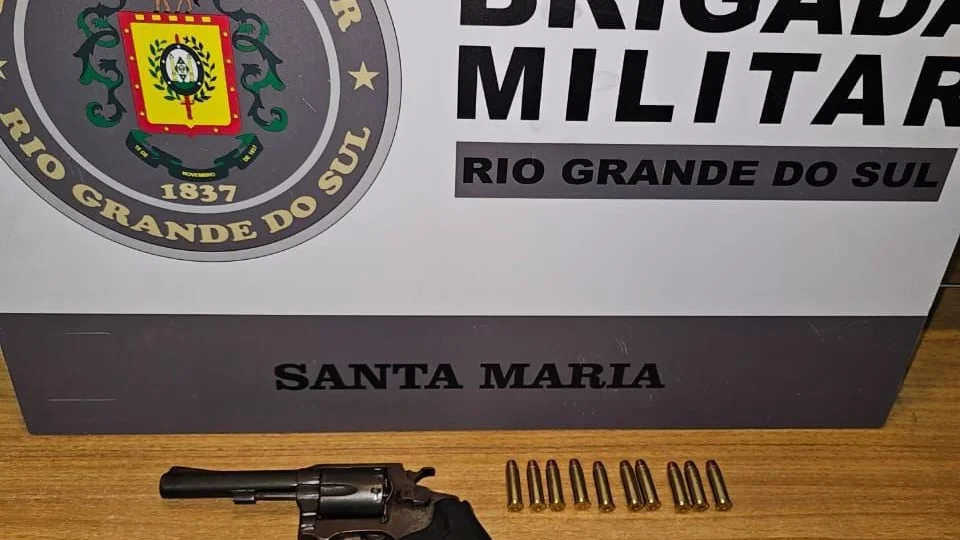 Jovem é presa após postar foto de arma nas redes sociais em Santa Maria