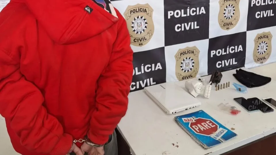 Polícia Civil prende homem e apreende arma durante operação contra o tráfico em São Gabriel