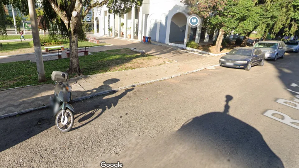 Jovem é agredido por oito homens e roubado durante a madrugada em Santa Maria