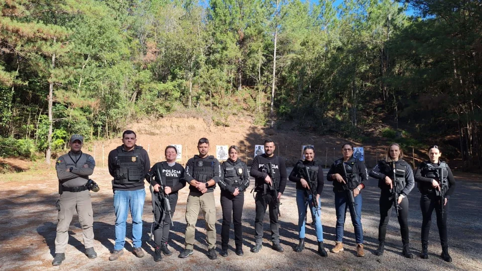 Policiais civis participam de habilitação em fuzil na Base Aérea de Santa Maria