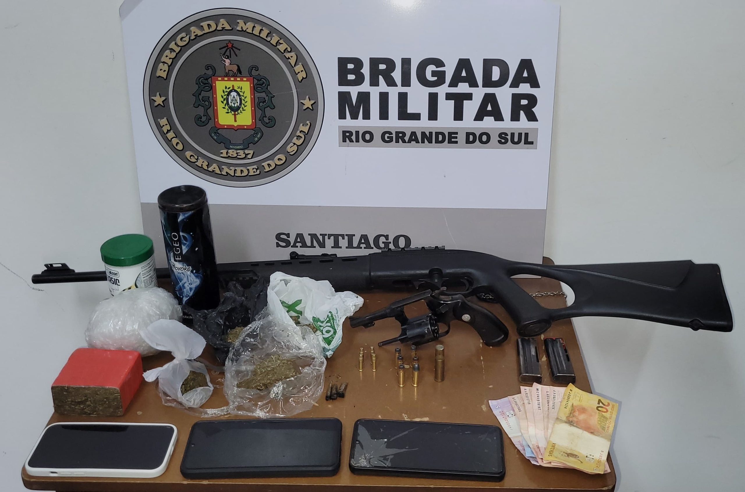 Dupla é presa por posse ilegal de arma e tráfico de drogas em Santiago
