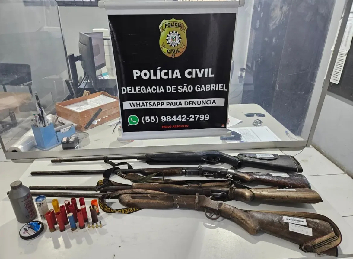 Dois jovens são presos por porte ilegal de armas no interior de São Gabriel